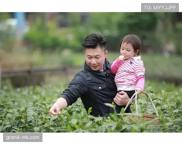 李小鹏居家照反差太绝了，赛场上的狠角色回家成了爱唠嗑的老爸，消费水平我只能呵呵
